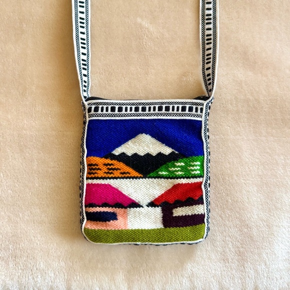 Hand-Knit Equador Crossbody Bag - Picture 2 of 3